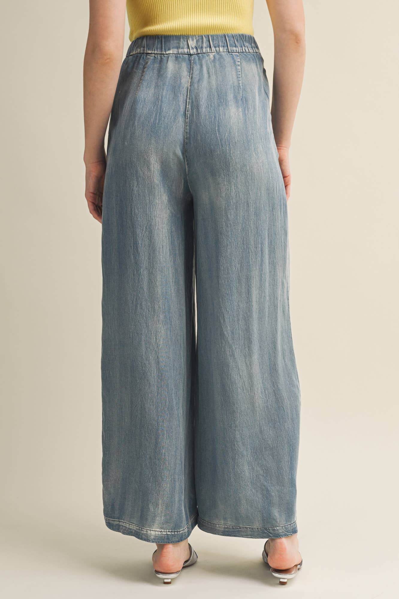 The Flowing High-Waist Pleated Trouser