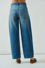 Load image into Gallery viewer, Semi Barrel Jeans
