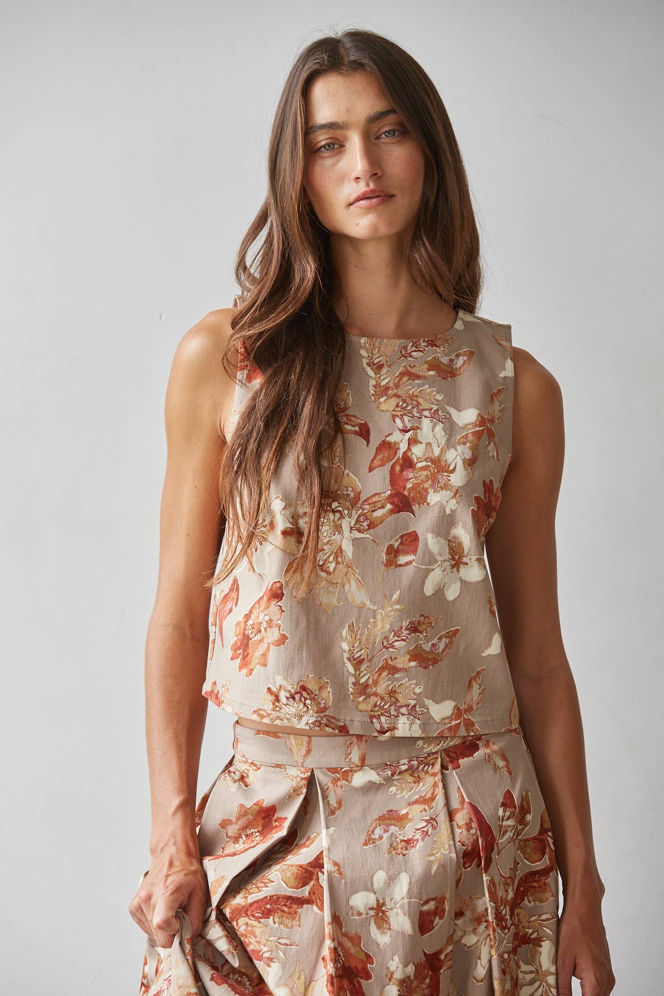 Woven Floral Print Round Neck Sleeveless Blouse Top