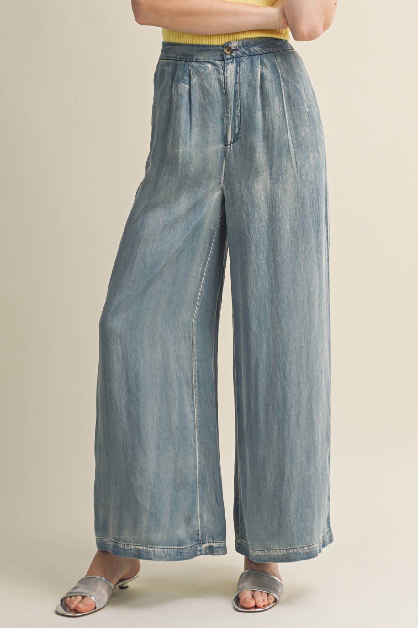 The Flowing High-Waist Pleated Trouser