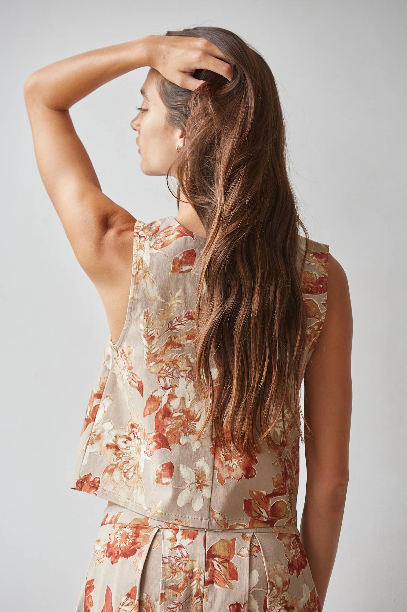 Woven Floral Print Round Neck Sleeveless Blouse Top