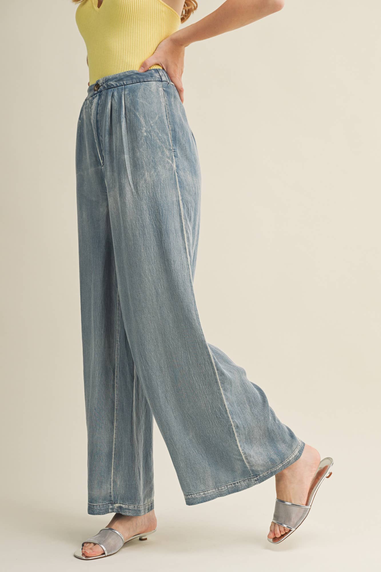 The Flowing High-Waist Pleated Trouser