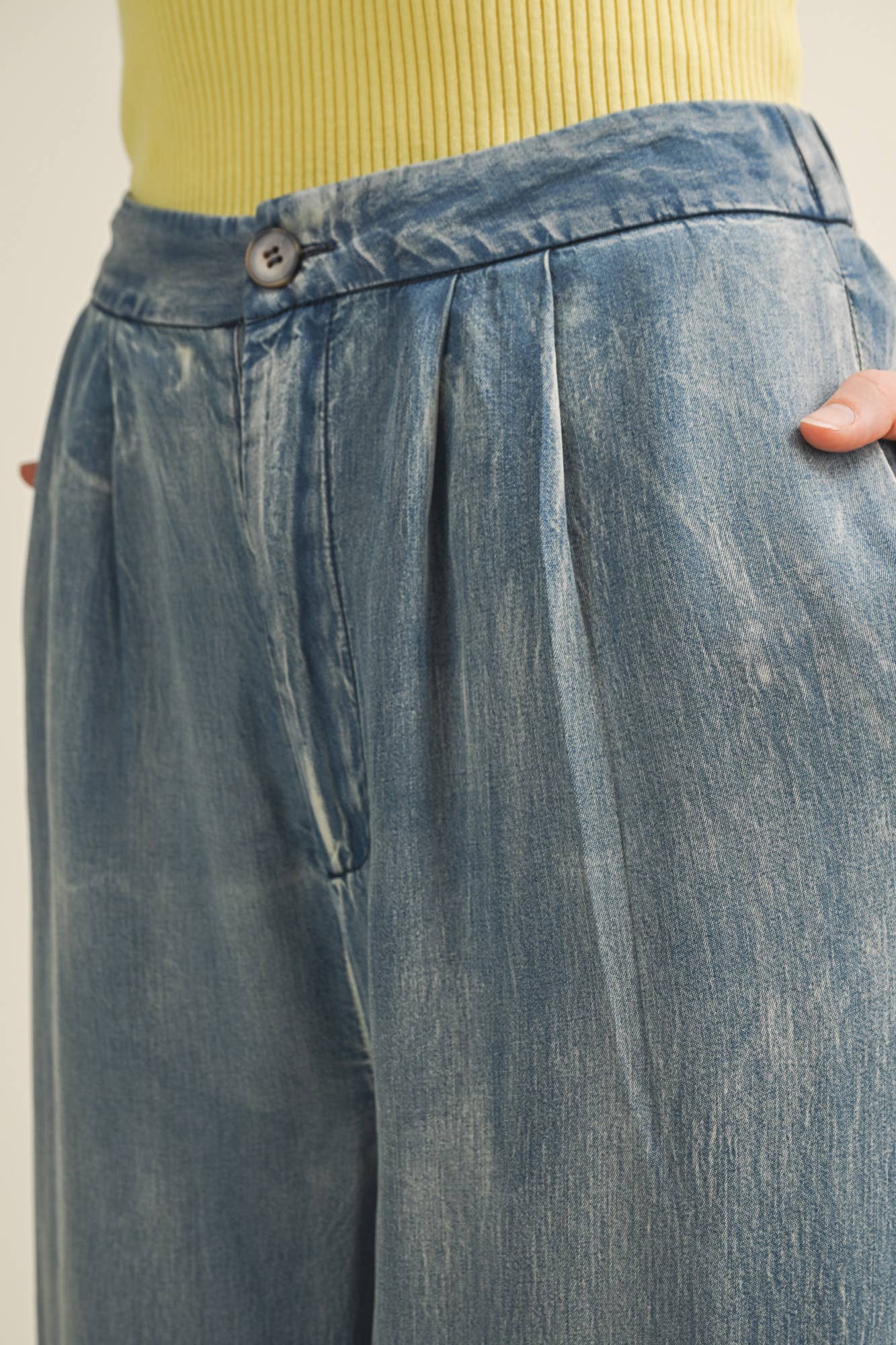 The Flowing High-Waist Pleated Trouser